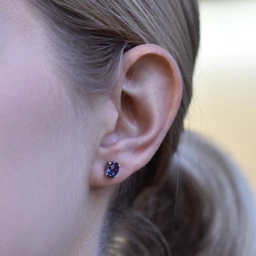 Zauberhafte Ohrstecker aus Gold mit Alexandrit Qati