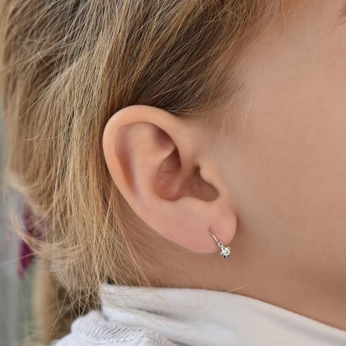Goldene Kinderohrringe in Form einer Blume mit Lab Grown Diamanten Alexandra