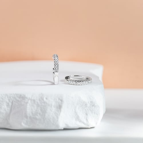 Silberne elegante Ohrreifen mit Lab Grown Diamanten Gomati