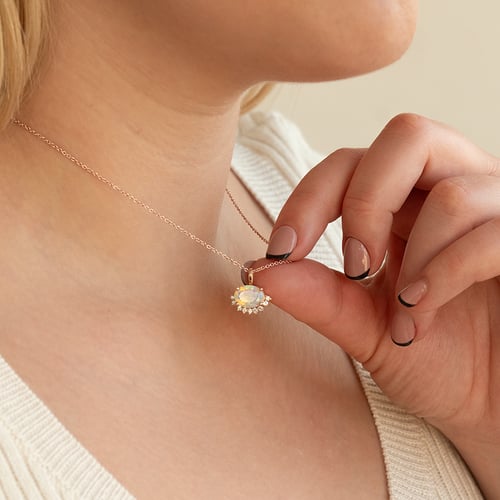 Anhänger mit einem halben Halo um einen ovalem Opal mit Diamanten Reverie