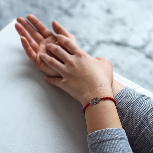 String Armband mit dem Yoga Symbol Lotusblume
