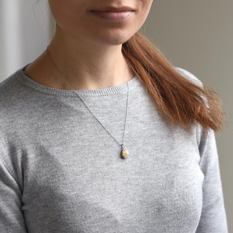 Luxuriöser Anhänger mit weißem Opal und Diamanten Gale 51625