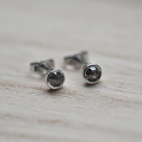Goldene Ohrringe mit 0.52ct Salt and Pepper Diamanten Gledina