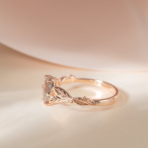 Ring mit einem Salt and Pepper Diamanten und von Hand gravierten Blättern Dakota