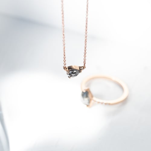 Halskette mit Salt and Pepper Diamant in Birnenform Maliah