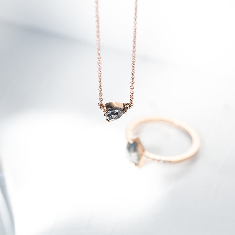 Halskette mit Salt and Pepper Diamant in Birnenform Maliah 128622