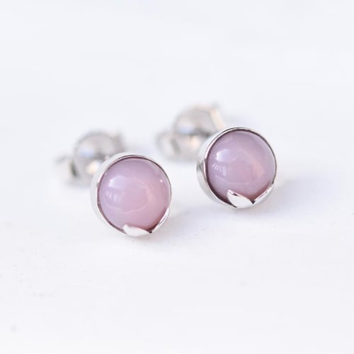 Goldene Ohrringe mit rosa Opal in Cabochon-Schliff Erica