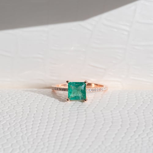Ring mit einem Smaragd in Princess Form und Diamanten Kip