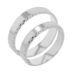 Goldene Eheringe mit einem verzierten Rand Rahim