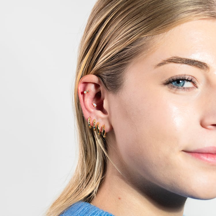 Goldene Piercingstecker mit Opal und Saphir Sarina 149360