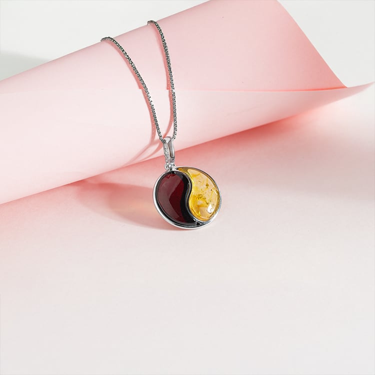 Silberner Bernsteinanhänger mit dem Symbol Yin Yang 150773