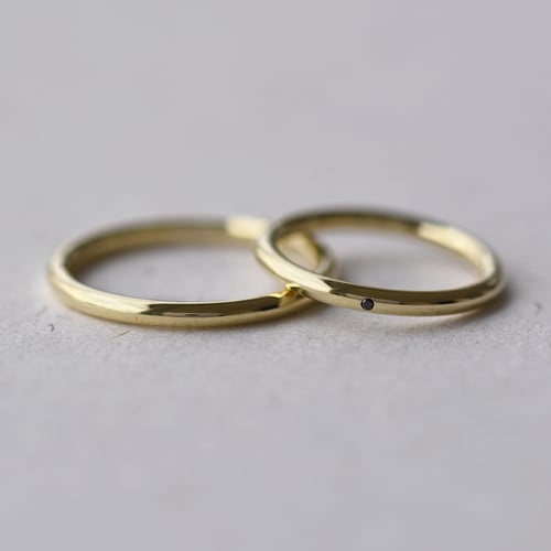 Minimalistische Eheringe aus Gold mit schwarzem Diamanten Alays