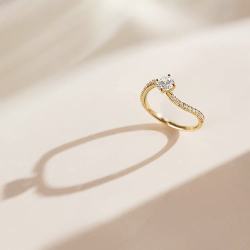 Verlobungsring mit rundem Moissaniten und Lab Grown Diamante in der Größe Ihrer Wahl Elise