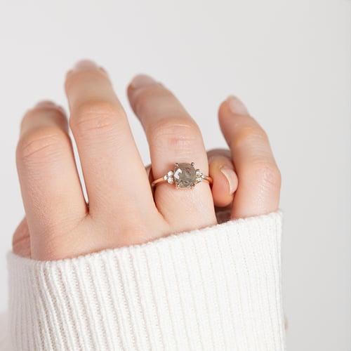 Ring mit einem Salt and Pepper Diamanten Agathe