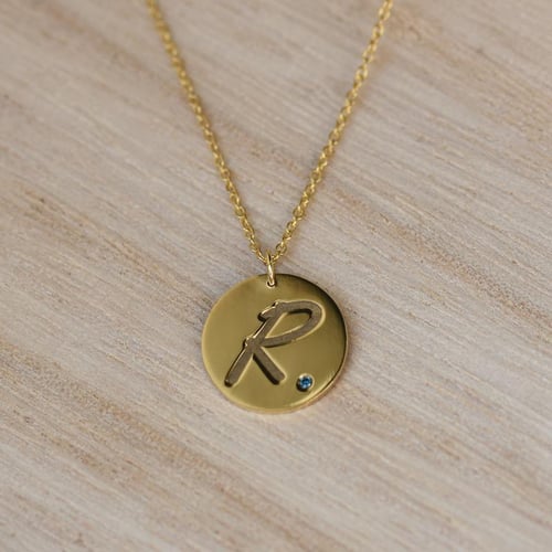 Goldanhänger mit blauen Diamanten und Buchstabe Gravur Sager