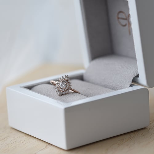 Einzigartiger Verlobungsring aus Gold mit Moissanit und lab-grown Diamanten Deizy