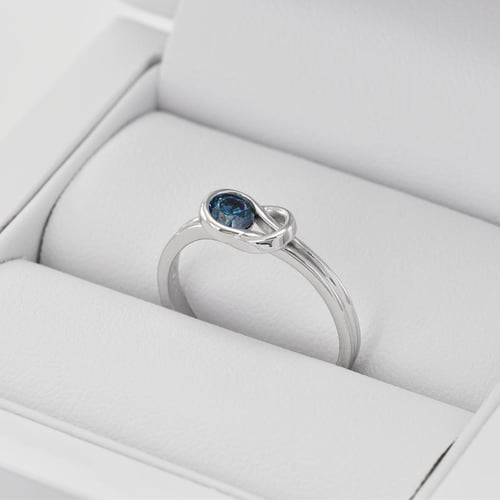 Romantischer Verlobungsring mit blauem Diamant Cearah
