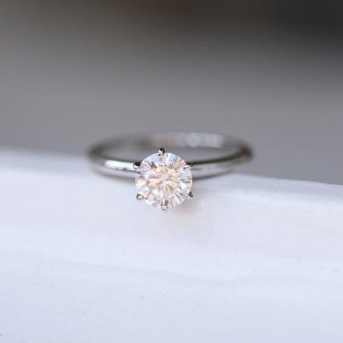 Goldener Verlobungsring mit Moissanit Mala