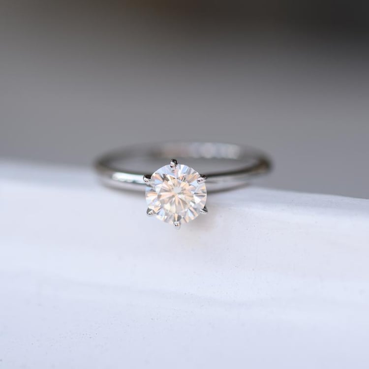 Goldener Verlobungsring mit Moissanit Mala 46603