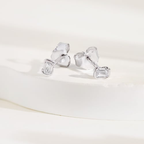 Minimalistische goldene Ohrstecker mit Diamanten in Emerald-Form Agata