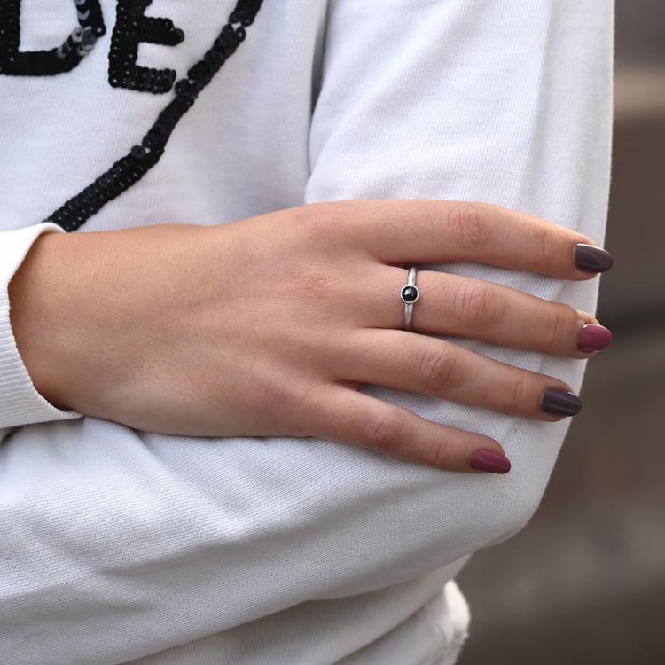 Gehämmerter Ring mit schwarzem Diamanten 51761