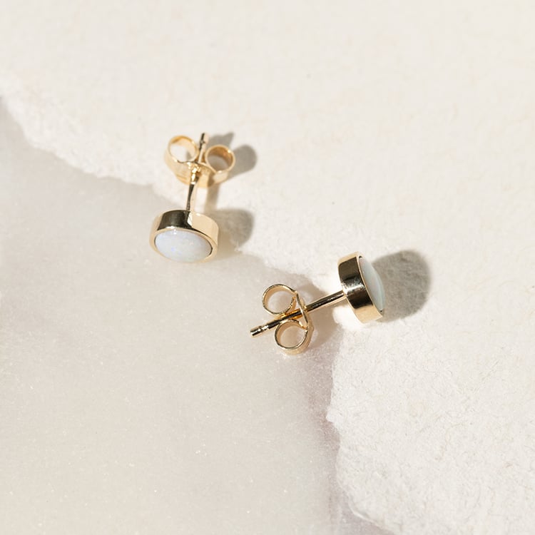 Minimalistische Goldohrringe mit weißen Opalen Aurinda 137128