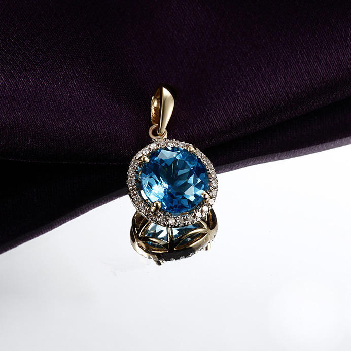 Goldener Anhänger mit Topas 5656