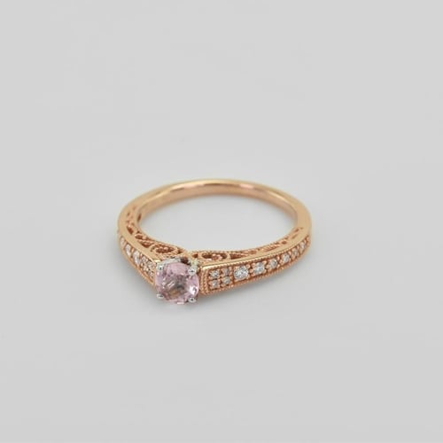 Verlobungsring im Vintage-Stil mit Morganit und Diamanten Keran