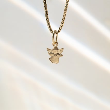 Goldener Anhänger mit Engel Uriel