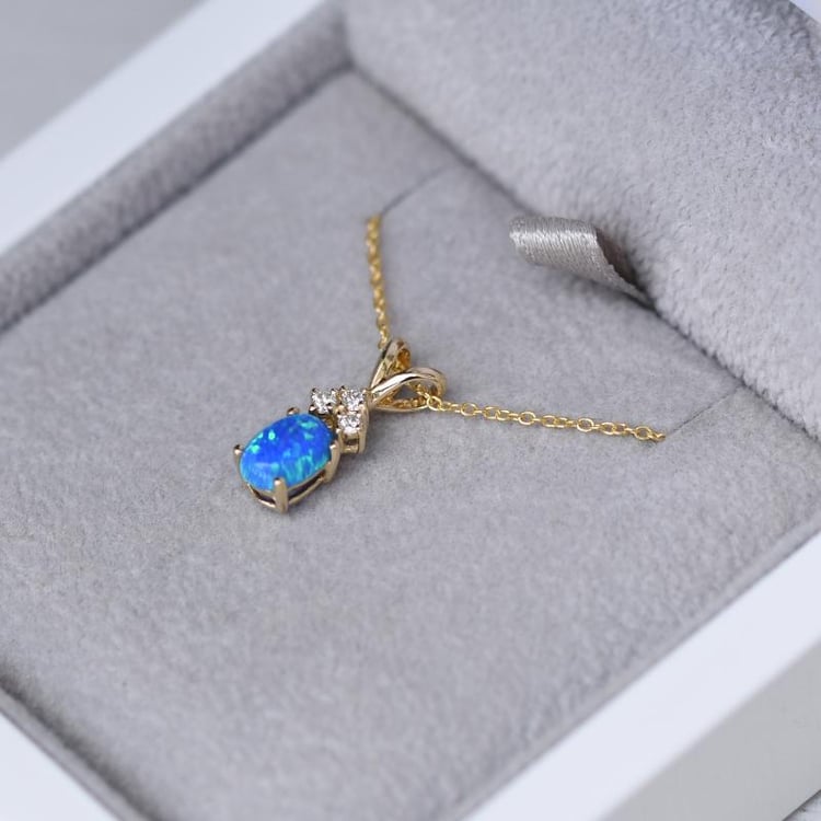 Goldener Anhänger mit blauem ovalen Opal und Diamanten Tamatha 47790