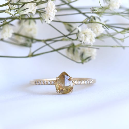 Perfekter Verlobungsring mit gelbem Pear Diamant Natela