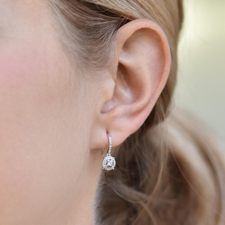 Ohrringe mit Diamanten im Ohr 26734