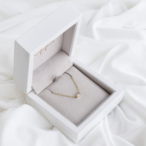 Goldenes Set mit weißen Baguette Saphiren Chanelle