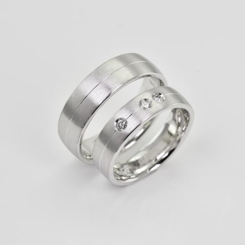 Goldene Eheringe mit drei Diamanten Ralio