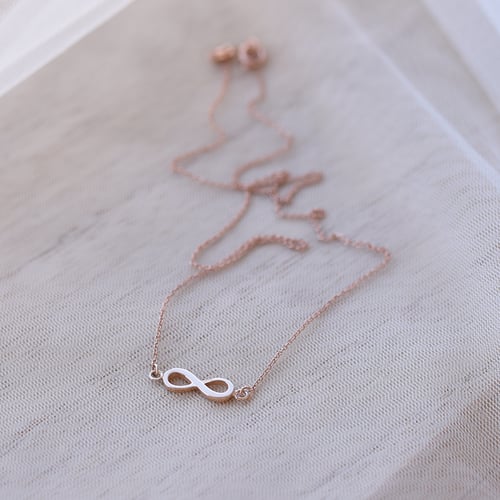 Goldene Halskette mit Unendlichkeitssymbol Infinity