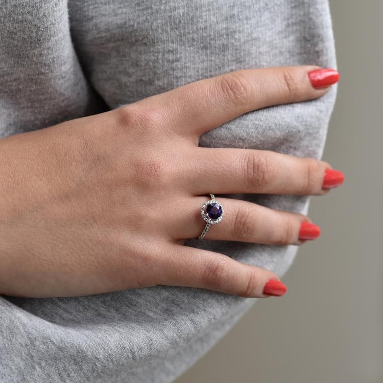 Goldener Halo-Ring mit Amethyst und weißen Topasen Maala 42776