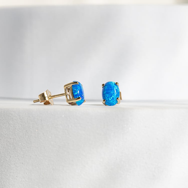 Blaue Opale in ovaler Form in goldenen Ohrringen Qati 145534