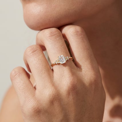 Scheidungsring mit einem Diamanten in Emerald-Form Adva