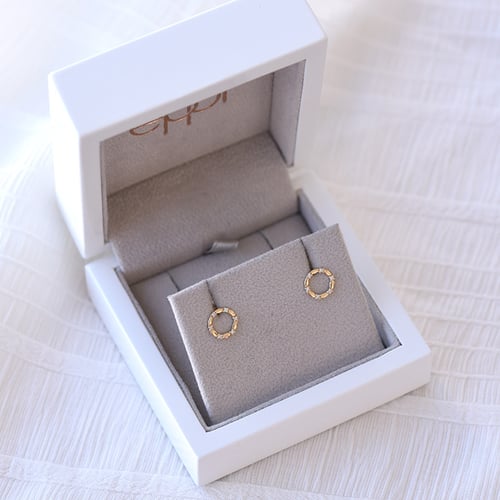 Goldene Karma Ohrringe mit Diamanten Hart