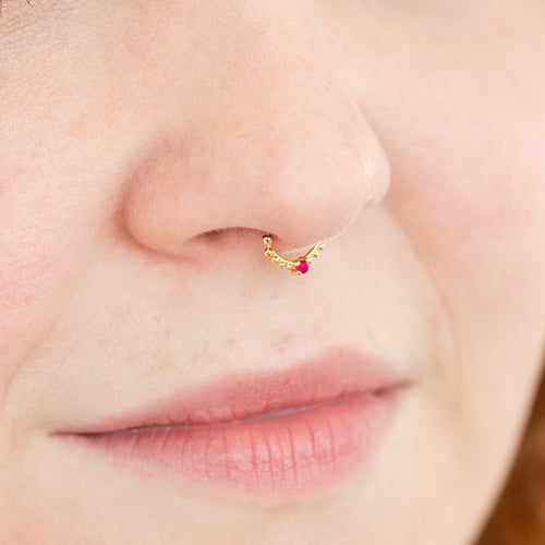 Goldenes Septum Piercing mit Rubinen Arla