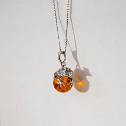 Silberner Anhänger mit einem Frosch und Bernsteinkugel Frog