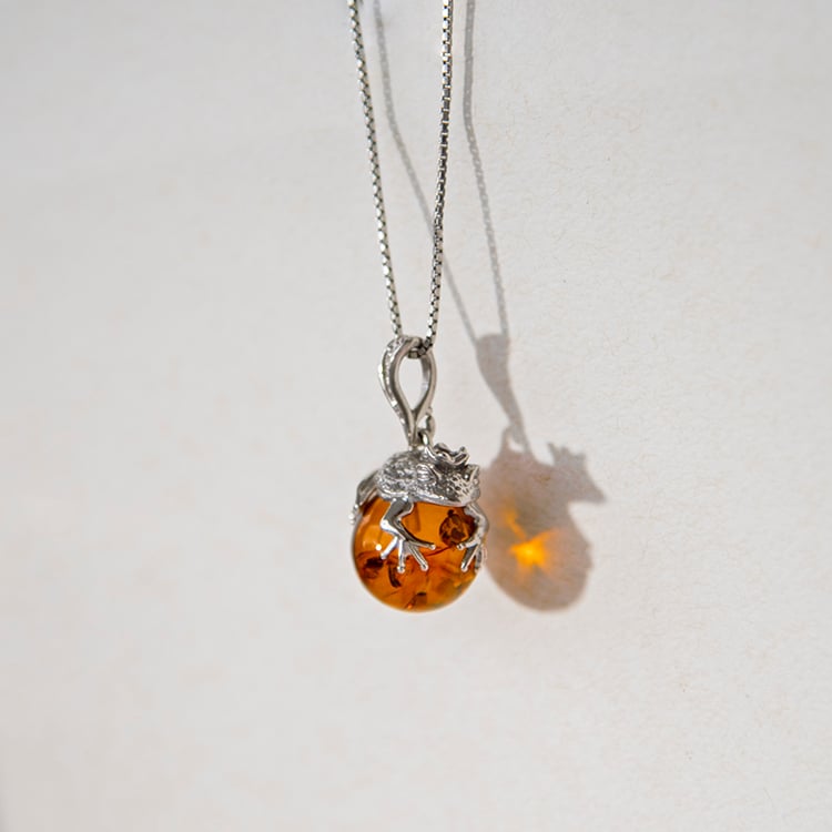 Silberner Anhänger mit einem Frosch und Bernsteinkugel Frog 107874