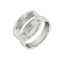 Goldene Trauringe mit Gravur der Weltkarte und Diamant Zeoni