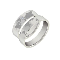 Goldene Trauringe mit Gravur der Weltkarte und Diamant Zeoni