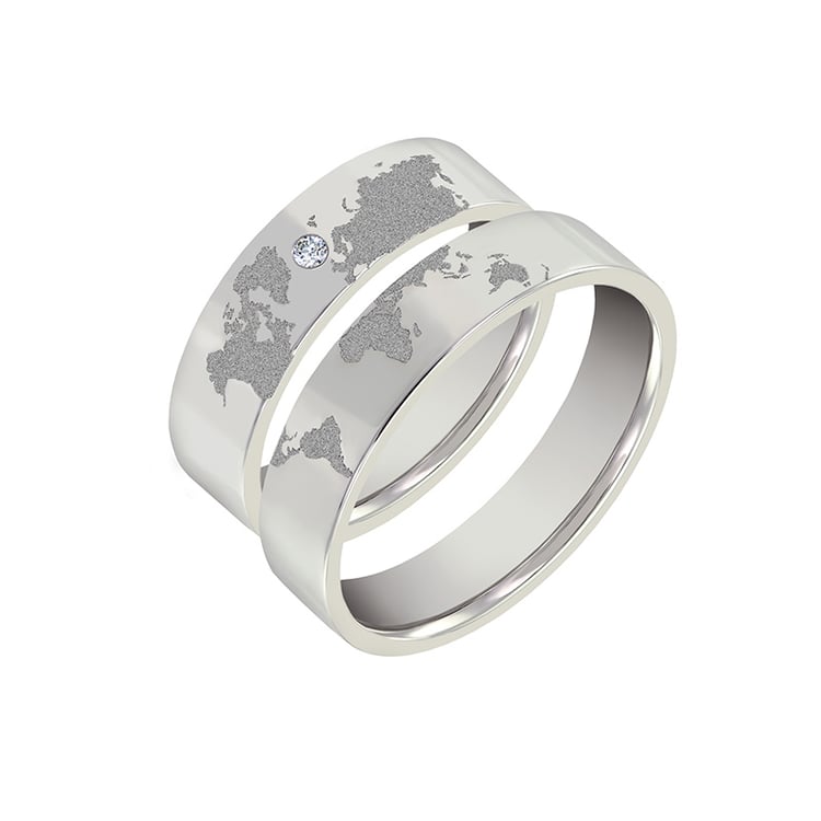 Goldene Trauringe mit Gravur der Weltkarte und Diamant Zeoni