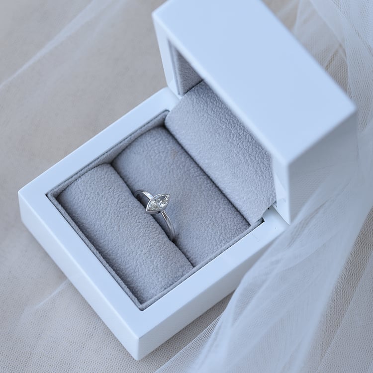 Goldener Ring mit Diamant in einer Geschenkbox 62633