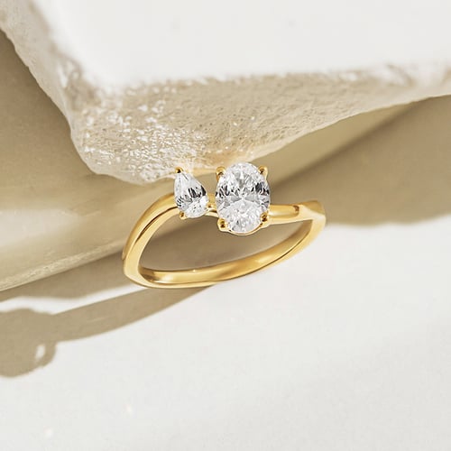 Verlobungsring in Wellenform mit einem tropfenförmigen und einem ovalen Lab Grown Diamante