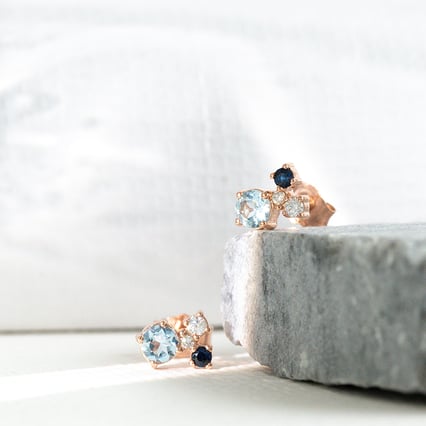 Cluster-Ohrstecker mit Mondstein, Aquamarin, Saphir und einem Diamanten Kerrie