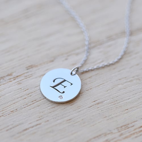 Anhänger aus Platin mit Diamant und Buchstabengravur Sager
