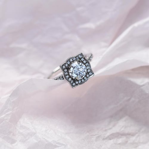 Luxuriöser Verlobungsring mit Diamant im Halostil Olva